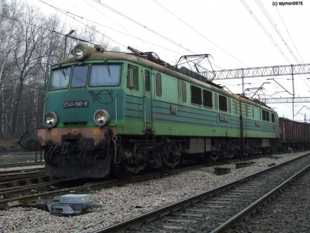 ET41-190 opuszcza ZMK ze składem próżnych węglarek Eaos
10-02-2007 #kolej #PKP