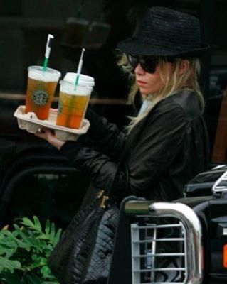 Ashley going to and from Starbucks-paparazzi kwiecień 2007