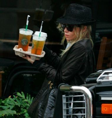 Ashley going to and from Starbucks-paparazzi kwiecień 2007