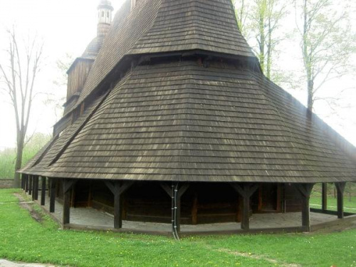 tzw.soboty- zadaszenia dla wiernych przybywających na mszę dużo wczesniej