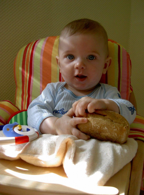 szkoda, ze nie widzieliscie mnie po zjedzeniu bulki. mama musiala sprzatac kuchnie, myc krzeselko, mnie wykäpac, i wszystko wyprac....