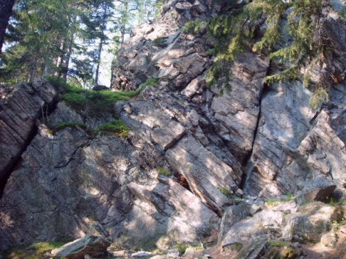 ukośnie układające się warstwy skalne.. #karpacz #praga #góry