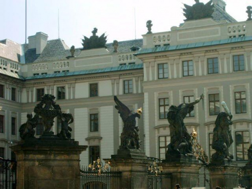 rzeźby przy Pałacu Prezydenckim... #karpacz #praga #góry