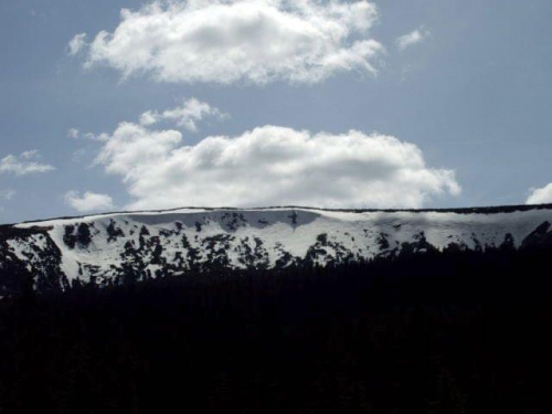 śniezne nawisy nad kotłem Wielkiego Stawu .. #karpacz #praga #góry