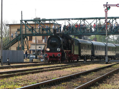 Pociąg retro z parowozem Tr5-65 wjeżdża na stację Wolsztyn