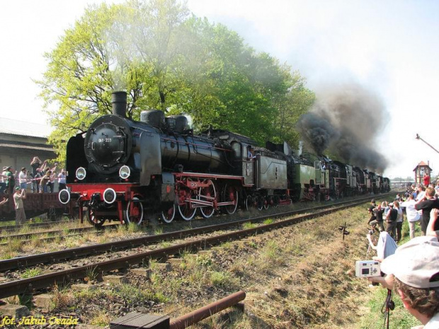 Sznur parowozów paraduje z dużą szybkością