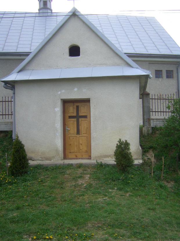 Kapliczka koło kościoła