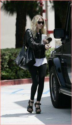 Ashley shopping in Beverly Hills-paparazzi maj 2007