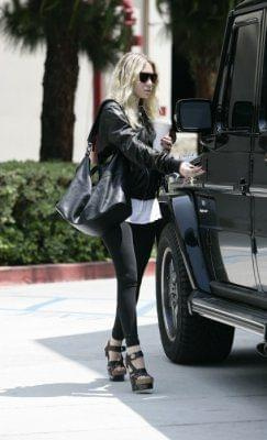 Ashley shopping in Beverly Hills-paparazzi maj 2007