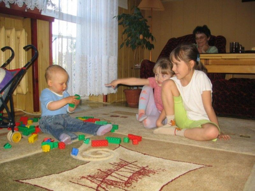 02_05 - wieczorem pojechaliśmy na noc do cioci, a tam czekały na mnie kuzyneczki: Patrycja i Agnieszka i cała masa zabawek :D