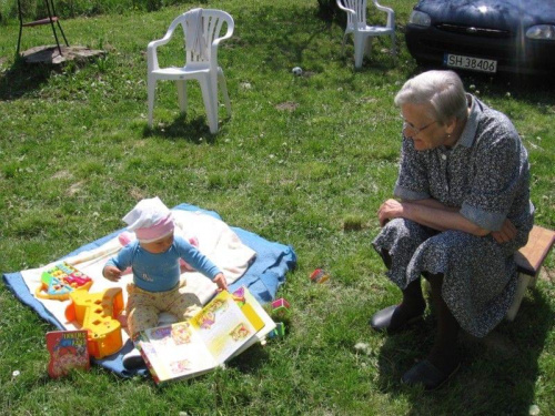 04_05 - mama już poszła a ja bawię się dalej, może trochę poczytam :D - jest ze mną prababcia.