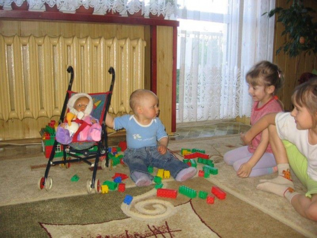 02_05 - wieczorem pojechaliśmy na noc do cioci, a tam czekały na mnie kuzyneczki: Patrycja i Agnieszka i cała masa zabawek :D