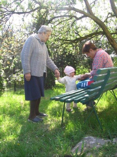 02_05 - z wizytą u prababci i cioci, wspólne wędrówki po działce i zrywanie kwiatuszków