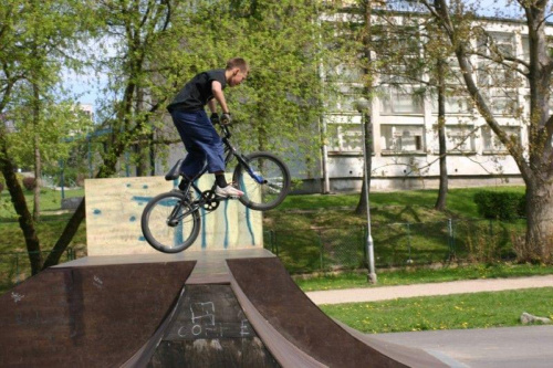 Może i młody,ale dobrze kombinuje. #bmx