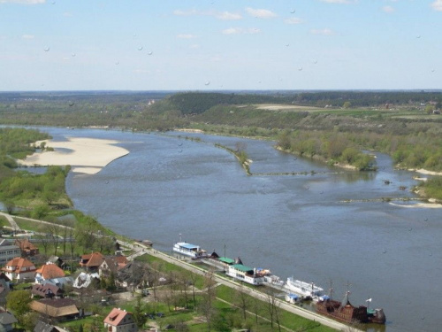 widok z ruin zamku na Wisłę i miasto