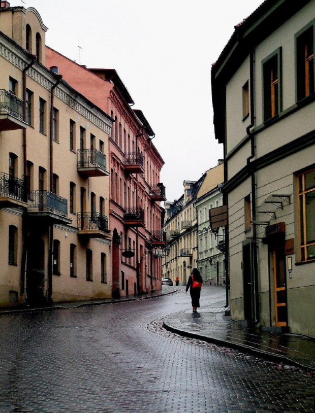 Wilno.ul.Zarzeczna (Użupio) w górę od placyka z Aniołem Zarzecza.