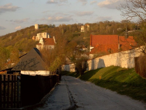 powoli zapada mrok--miasto usypia, by móc rano obudzić się--wówczas słońce okryje czarne dachy w złoto zamieniając je --miasto obudzi się z naszymi marzeniami