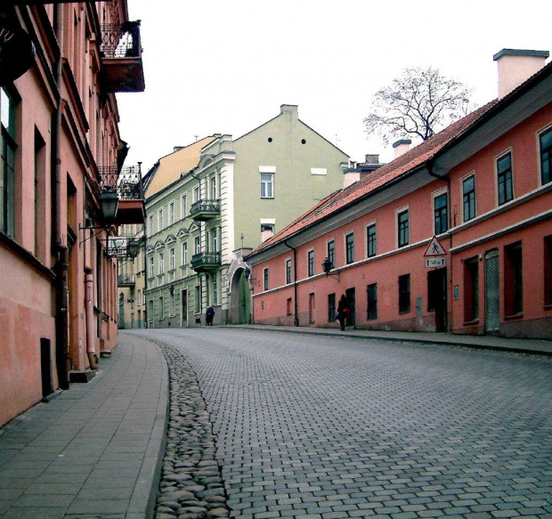 Wilno.ul.Zarzeczna.Za bramą w podwórzu(dom nr.17A), z prawej strony ulicy,na Rajskim Wzgórzu, stoi niewielki kościół pod wezwaniem św. Bartłomieja