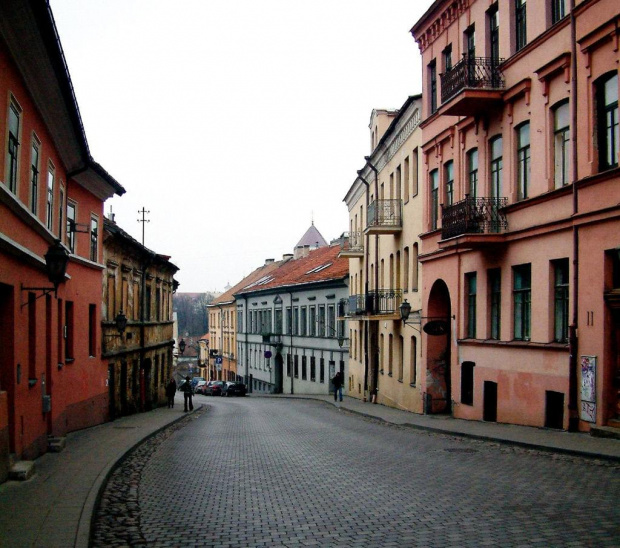 Wilno.ul. Zarzeczna w dół do placyku z Rzeźbą Anioła Zarzecza(Użupio Angelas)