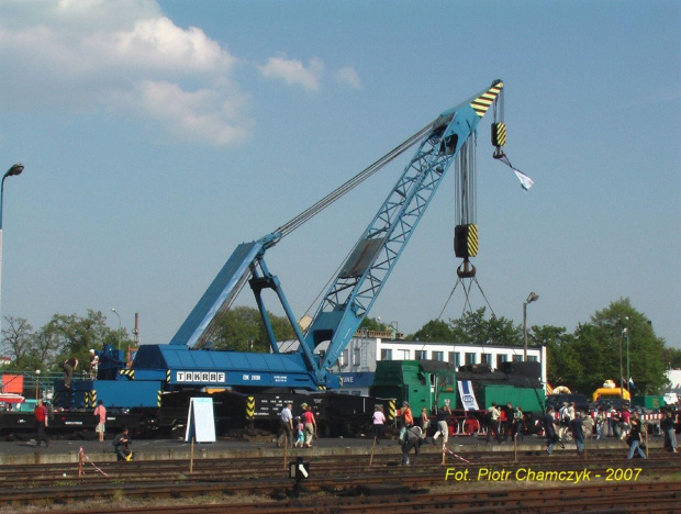 Parada Parowozów 2007 - nieudana próba podnoszenia parowozu zakończyła się uszkodzeniem "osiołka"