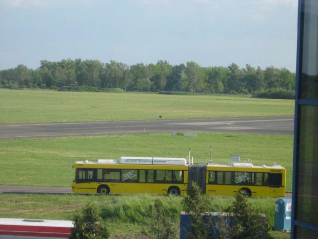 Neoplan stoi sobie na lotnisku.