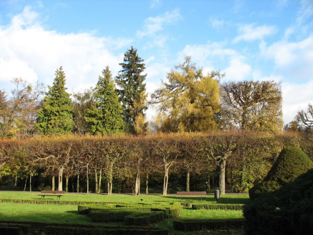 Park w Gdańsku Oliwie,zamek królewski.