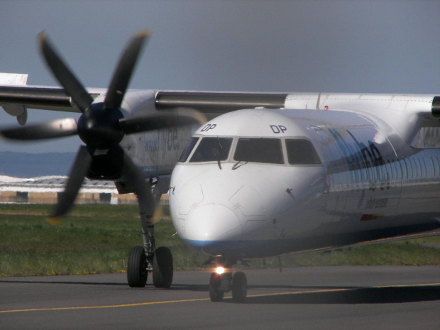 Dash 8 taxi to rwy 04 #samolot