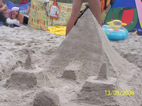piramida z piasku, krynica morska #piramida #piasek #budowla #wakacje