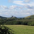 Panorama z ruinami zamku Corfe w tle.