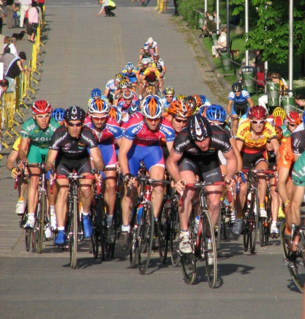 Początkowo zwarty peleton wspina się mozolnie pod jasnogórskie wzniesienie.