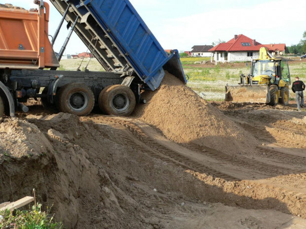 A już 16 maja kolejne wywrotki pospółki