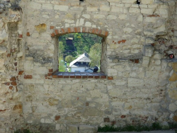 spogladając przez okno w murze