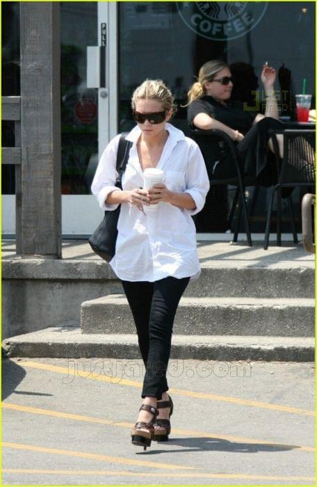 Ashley getting Starbucks in Malibu-paparazzi maj 2007