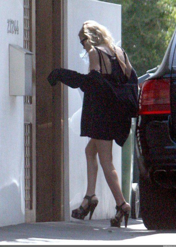 MK leaving a tanning salon on the 9th-paparazzi maj 2007