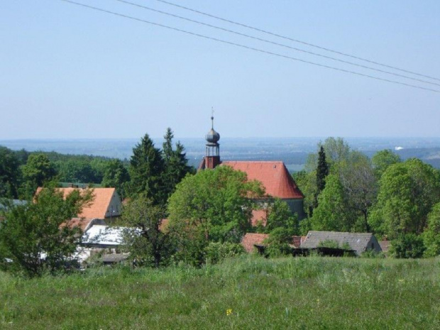 Widok na kościół w Dobroszowie