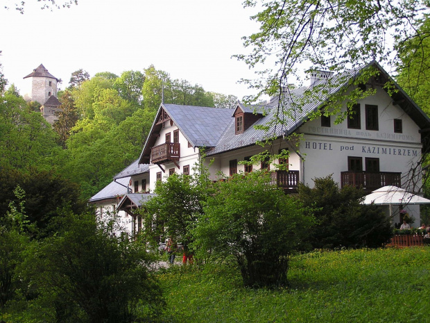 Hotel obok muzeum w Ojcowie. W tle ruiny zamku.