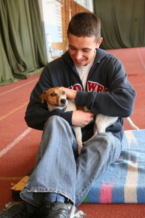 Obejmowanie - suka GiGi (Jack Russell Terrier)