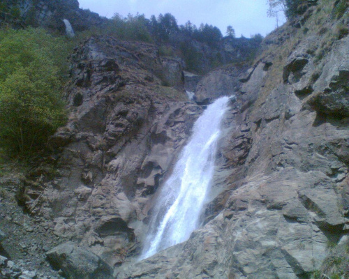 Włochy - jeden z wielu wodospadów w Alpach