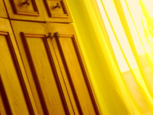 okno #żotłe #ŻółteZasłony #okno #Godzina12 #południe #piękne #śliczne #boskie #cudowne