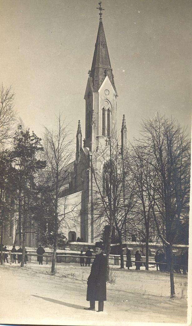 Zdjęcia udostępnione przez Leszka Wojciechowskiego syna Wiktora- nauczyciela ogrodnictwa w szkole na Brzozowej w latach 1913-1914. Na zdjęciu przy sobieszyńskim kościele ojciec ofiarodawcy zdjęć Wiktor Wojciechowski #Sobieszyn #Brzozowa