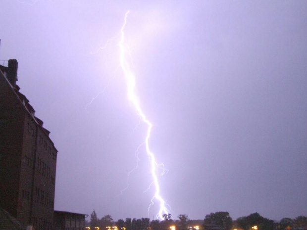 piękny piorun tylko ziarnistość spora bo to 800 iso było ale zdjęcie myśle jest fajne cekam na ocenki i komentarze