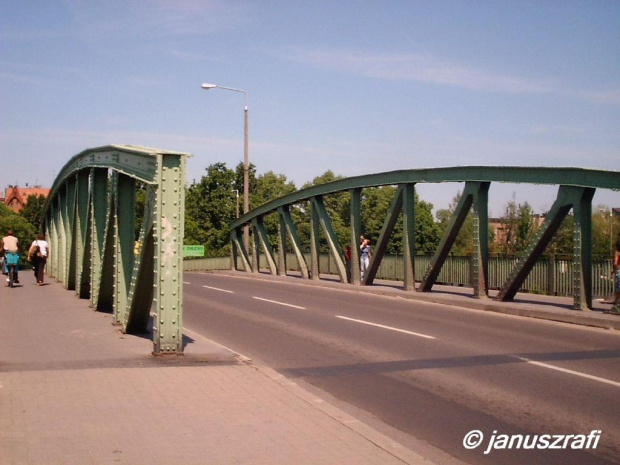 Gniezno, wiadukt kolejowy w ciągu ul. Warszawskiej.