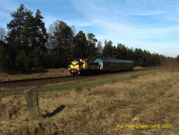 SU42-532 z pociągiem Chojnice-Piła zbliża się do przystanku Piła Podlasie. 13.03.2007 #kolej #PKP #Piła #SU42