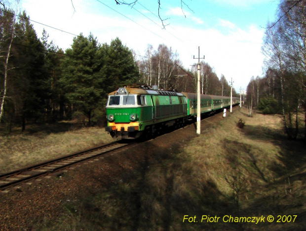 ET22-261 z pociągiem Katowice-Słupsk opuścił stację w Pile. 13.03.2007 #kolej #PKP #Piła #ET22