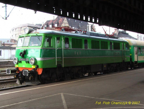 EU06-020 z innej prespektywy - Poznań Główny 11.03.2007 #kolej #PKP #Poznań #EU06