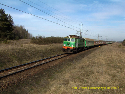 13.03.2007 - EP07-318 zbliża się do Piły z pociągiem posp. Kołobrzeg - Kraków #kolej #PKP #Piła #EP07