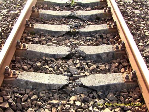 Uszkodzenia to wynik jakiegoś przedmiotu wleczonego przez pociąg lub pracy obu toków szynowych. Sam nie wiem. 13.03.2007 #kolej #PKP #Piła #szlak #tory