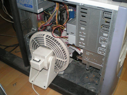 Chłodzenia komputera wiatrakiem biurowym :) #komputer #chłodzenie