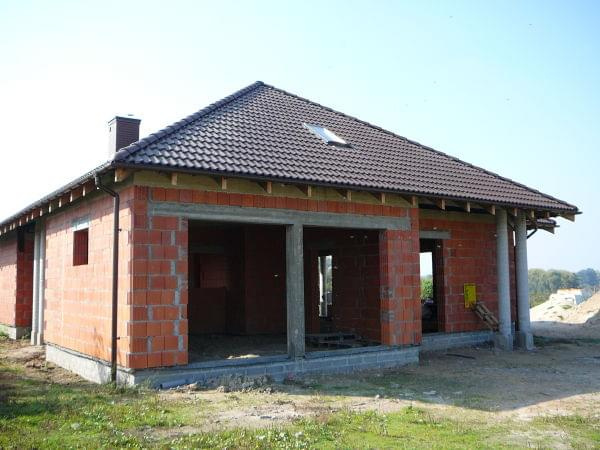 widok domu od drogi