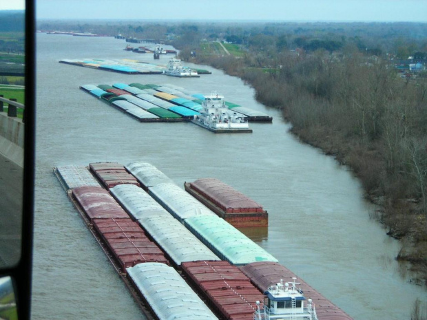 Rzeka Missisipi. Most i port